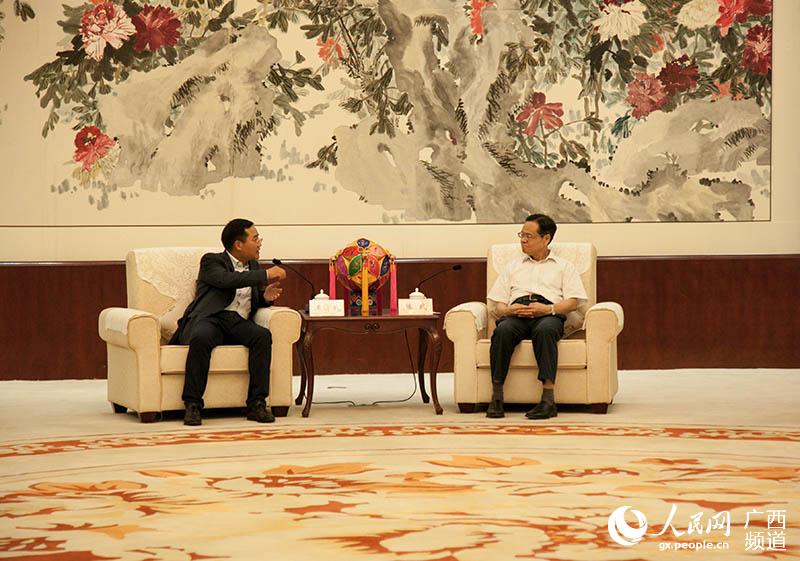 廣西自治區政府主席陳武（右）會(huì )見(jiàn)王濟武總裁（左）
